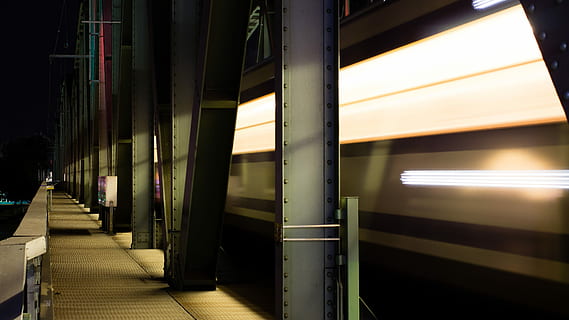Zeitraffer Fotografie, Zug, grau, Metallgehweg, Metallpfeiler, Nachtzeit, Zeitraffer, Bewegung, Plattform, Bahnhof, U-Bahn, bewegliche Schranke, Nacht-, die Architektur, drinnen, beleuchtet, Richtung, der Weg nach vorn, in einer Reihe, Gang, gebaute Struktur, keine Leute, Sonnenlicht, Schienenverkehr, Arkade, Transport, Gebäude, architektonische Säule, abnehmende Perspektive, Abwesenheit, öffentliche Verkehrsmittel, 4K, CC0, gemeinfrei, lizenzfrei