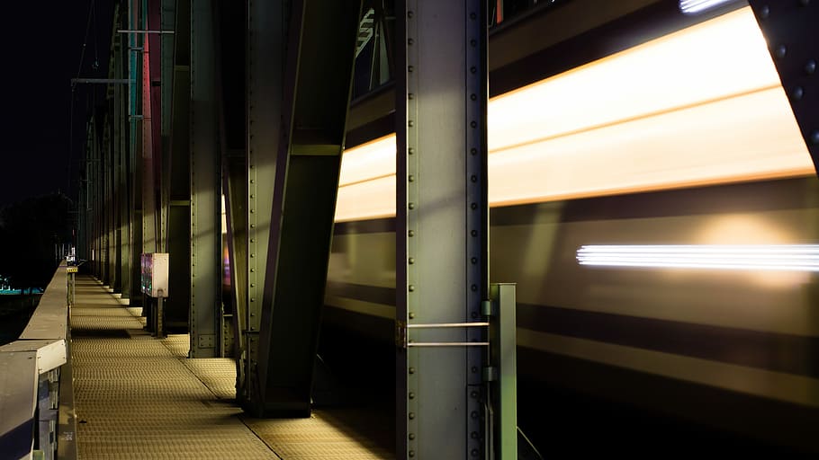 Zeitraffer Fotografie, Zug, grau, Metallgehweg, Metallpfeiler, Nachtzeit, Zeitraffer, Bewegung, Plattform, Bahnhof, U-Bahn, bewegliche Schranke, Nacht-, die Architektur, drinnen, beleuchtet, Richtung, der Weg nach vorn, in einer Reihe, Gang, gebaute Struktur, keine Leute, Sonnenlicht, Schienenverkehr, Arkade, Transport, Gebäude, architektonische Säule, abnehmende Perspektive, Abwesenheit, öffentliche Verkehrsmittel, 4K