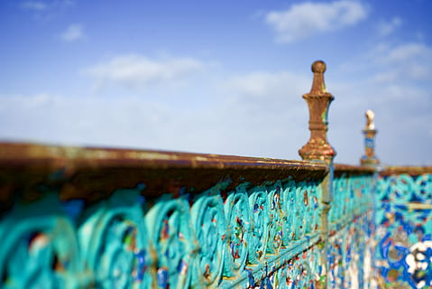 selektiv, Foto fokussieren, braun, Metallsäule, ohne Titel, Rost, Geländer, zerfallen, Farbe, cyan, Himmel, die Architektur, wolke - himmel, keine Leute, Natur, Tag, Blau, Kunst und Handwerk, Gebäudehülle, draußen, gebaute Struktur, selektiver Fokus, Reiseziele, Wandbau - Funktion, mehrfarbig, Stadt, Flachwinkelansicht, Graffiti, Nahansicht, Reise, aufwendig, türkisfarben, 5K, CC0, gemeinfrei, lizenzfrei