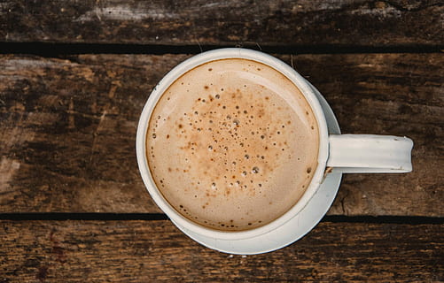Weiß, Becher, Untertasse, Kaffee, Layout, sich ausruhen, Cafe, Teetasse, das Getränk, Kaffee Sypana, Frühstück, Cafeteria, Getränk, Essen und Trinken, schaumiges Getränk, Kaffee trinken, Vorbereitung, Kaffeetasse, Erfrischung, Tasse, Tabelle, Stillleben, drinnen, Frische, Holz - Material, direkt darüber, keine Leute, heisses Getränk, High Angle View, Nahansicht, braun, Geschirr, alkoholfreies Getränk, Schaum, Holzmaserung, 1080P, CC0, gemeinfrei, lizenzfrei