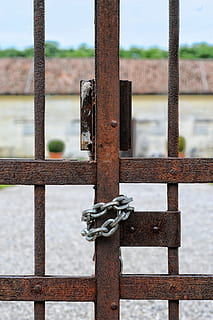 porta, cadena, textura, ferro, òxid, cadenat, tancat, color, pintura, tanca, bloqueig, metall, seguretat, ferro - metall, acer, rovellat, vell, centrar-se en primer pla, protecció, barrera, aigua, dia, límit, primer pla, cap gent, material de fusta, barana, a l'aire lliure, pestell, 4K, CC0, domini públic, lliure de regalies