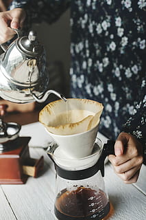 person, hælde, kop, drik, bønne, brygge, cafe, koffein, kaffe, drikke, filter, hånd, kedel, making, krus, gryde, aroma, pause, brygning, dryppe, dryp kaffe, rigtige mennesker, mad og drikke, menneskelig kropsdel, bedrift, menneskelig hånd, en person, forfriskning, mad, livsstil, uigenkendelig person, bord, kaffe - drikke, kropsdel, varm drikke, te - varm drikke, finger, forberedelse, tepotte, kaffekande, glas, 1080P, CC0, offentligt domæne, royaltyfrie