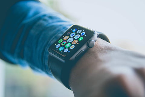 asmuo, dėvėti, erdvė, pilka, aliuminio dėklas, žiūrėti, naudojant, juoda, sporto grupė, technologijos, laikrodis, obuolys, laikas, obuolių laikrodis, obuolių produktas, ranka, Iš arti, paniuręs, tech, programos, žiūrėti programą, žmogaus kūno dalis, vienas asmuo, žmogaus ranka, suaugusiųjų, vyrai, kūno dalis, patalpose, įranga, belaidžio ryšio technologija, sutelkti dėmesį į naujas žinias, ryšį, ūkyje, ekranas, atrankinis dėmesys, žmogaus galūnės, 5K, CC0, Viešasis domenas, nemokamai