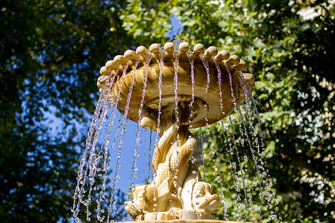 instante, hora, fuente, otoño, agua, puerta real, granada, naturaleza, gotas, árbol, Andalucía, pez, día, nadie, planta, centrarse en primer plano, crecimiento, Arte y artesanía, movimiento, escultura, luz del sol, al aire libre, vista de ángulo bajo, estatua, de cerca, representación humana, representación, pulverización, 4K, CC0, dominio público, libre de derechos