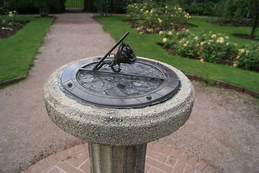 jardí, marc de sol, rellotge, temps, marcar, sol, vell, hores, rosa, antiguitat, a l'aire lliure, parc - l'home va fer espai, color verd, aigua, dia, fonts, cap gent, corba, planta, metall, naturalesa, centrar-se en primer pla, Font, jardí formal, parc, forma, vista d’angle alt, herba, sendera, jardí ornamental, 4K