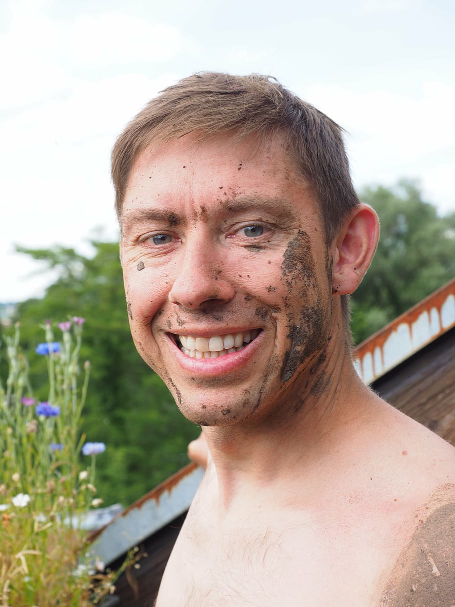 Mann, Mensch, Gesicht, Lachen, Freude, schmutzig, Schmutz, Schlamm, matschig laufen, Mudiator, Schlammschlacht, Oberkörper, lächelnd, draußen, Menschen, eine Person, Männer, Porträt, Kamera betrachten, Glück, heiter, kaukasischer Abstammung, Erwachsene, Kopfschuss, Vorderansicht, junger Erwachsener, echte Menschen, Lebensstile, Fokus auf den Vordergrund, Freizeitbeschäftigung, Tag, Emotion, junge Männer, Nahansicht, Natur, menschliches Gesicht, 4K