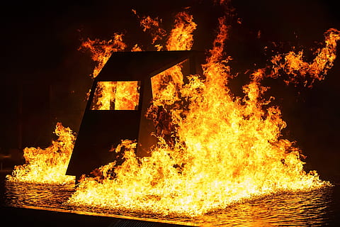 fuego, llamas, noche, ardiente, caliente, peligro, bomberos, formación, vivir, revisado, proteccion, trabajo, práctica, fuego - fenómeno natural, calor - temperatura, llama, firmar, accidentes y desastres, naturaleza, arquitectura, nadie, señal de advertencia, comunicación, movimiento, destrucción, color naranja, al aire libre, estructura construida, edificio, agua, amarillo, infierno, agresión, 1080P, CC0, dominio público, libre de derechos