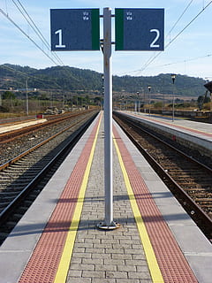 platformă, statie, prin intermediul, tren, calea ferata, transport, transportul feroviar, urmări, Sina de cale ferata, transport public, stație de cale ferată, cer, mijloc de transport, nici o persoana, semn, comunicare, zi, călătorie, natură, direcţie, în aer liber, diminuarea perspectivei, punct de disparitie, îndrumare, lung, 4K, CC0, domeniu public, fără drepturi de autor