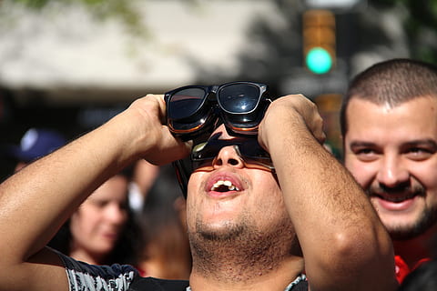 Eclipse solar, assistindo, Dom, luz solar, dia, filtro, brilho, exterior, observando, observação, solar, eclipse, sorridente, adulto, felicidade, homens, emoção, parte do corpo humano, álcool, alegre, refresco, gozo, comida e bebida, celebração, bebida, Diversão, Tiros na Cabeça, pessoas, segurando, vidro, retrato, focar em primeiro plano, vinho tinto, ao ar livre, bebendo, rosto humano, 5K, CC0, domínio público, royalty free