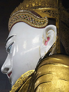 Buddha, socha, náboženství, chrám, tvář, buddhismus, duchovno, jídlo a pití, nikdo, studio shot, uvnitř, detail, napít se, zlaté barvy, den, umění a řemesla, zastoupení, vysoký úhel pohledu, tvořivost, stálý život, řemeslo, oblečení, vzor, skupina objektů, bílá barva, lidské zastoupení, architektura, kov, 2K, CC0, veřejná doména, bez autorských práv