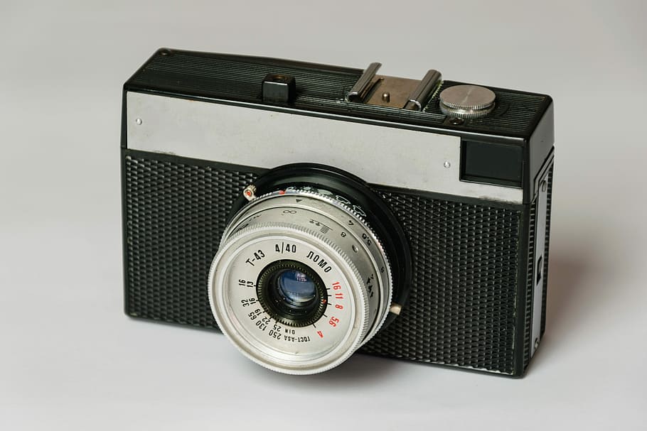 linse, lukker, åbning, forældet, klassisk, søgeren, udstyr, retro, gammel, zoom, Foto, teknologi, iso, nostalgi, negativ, fotokamera, sølv, sort, tæt, indspilning, fotofilm, kleinbild film, studio skud, retro stylet, indendørs, ingen mennesker, enkelt objekt, skåret ud, radio, fotografering temaer, grå, hvid baggrund, kamera - fotografisk udstyr, stilleben, sølvfarvet, antik, fortiden, metal, farvet baggrund, krom, trykknap, 5K