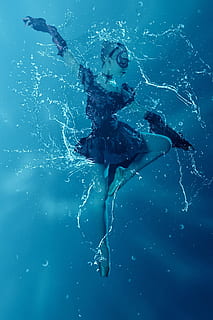 femelle, portant, noir, robe, performer, danse cascadeuse, Danseur, ballet, ballerine, performance, danseuse de ballet, élégance, eau, mer, sous-marin, nager, une personne, toute la longueur, la nature, Vrais gens, bleu, modes de vie, bassin, jeune adulte, piscine, Activité de loisir, sport, mouvement, adulte, bras humain, bras levés, adolescent, 1080P, CC0, domaine public, libre de droits