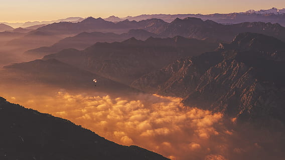 aerian, vedere, Munte, munți și nori, nor, vale, portocale, natură, apus de soare, scenics, peisaj, în aer liber, varf de munte, cer, frumusețe în natură, de munte, amurg, răsărit - zorii zilei, lumina soarelui, zori de zi, albastru, dimineaţă, deal, vară, liniște, o scenă liniștită, scenice - natura, mediu inconjurator, siluetă, nor - cer, soare, ceaţă, călătorie, destinații de călătorie, teren, nici o persoana, 4K, CC0, domeniu public, fără drepturi de autor