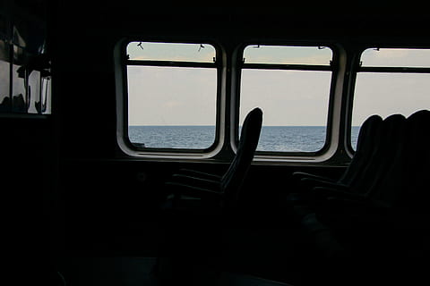 binnen, passagiersboot, passagier, boot, anders, vervoer, reizen, wijze van transport, voertuig interieur, mensen reizen, reis, reislocaties, autostoel, venster, silhouet, glas - materiaal, transparant, openbaar vervoer, spoor transport, stoel, trein, dag, buitenshuis, hemel, trein - voertuig, water, natuur, zittend, zee, passagiersvaartuigen, 4K, CC0, publiek domein, royaltyvrij