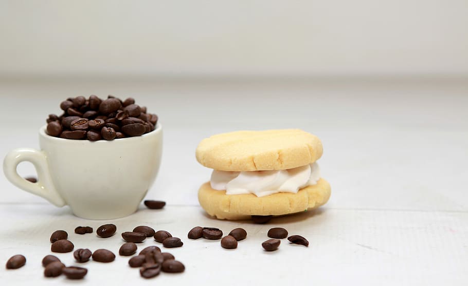 pohár, naplněné, Kávová zrna, macaron, káva, cookie, suchar, kávové zrno, kofein, kavárna, jídlo, ráno, Pozadí, vizitka, jídlo a pití, svěžest, káva - nápoj, pražená kávová zrna, uvnitř, velká skupina objektů, kopie prostor, nikdo, detail, studio shot, hnědý, napít se, stálý život, džbánek, stůl, kávový šálek, zaměřit se na popředí, Svačina, 5K