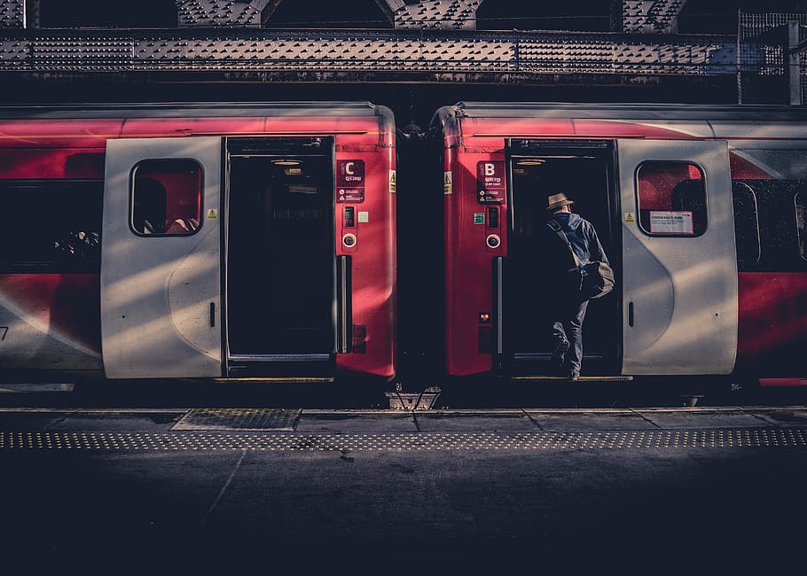 mand, gå, inde, tog, person, ridning, rød, station, platform, rejse, transportere, pendling, dør, rejsende, edinburgh, Waverley, Jernbanestation, indtastning, døråbning, ht, forlader, boarding, passager, offentlig transport, jernbanetransport, transportform, transportmidler, tog - køretøj, jernbanestation platform, passagertog, land køretøj, arkitektur, by, rigtige mennesker, tilfældige mennesker, køretøjsdør, gruppe af mennesker, mennesker, metrostationen, 5K