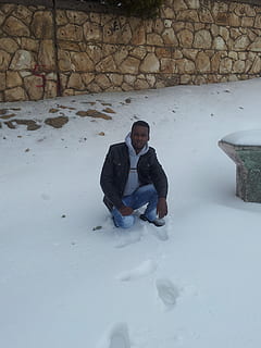 snø, fyr, arab, vinter, kaldtemperatur, én person, ekte folk, fritidsaktivitet, unge menn, livsstil, menn, dag, ung voksen, full lengde, hanner, natur, forfra, varme klær, hvit farge, portrett, 2K, CC0, offentlig domene, opphavsrett gratis