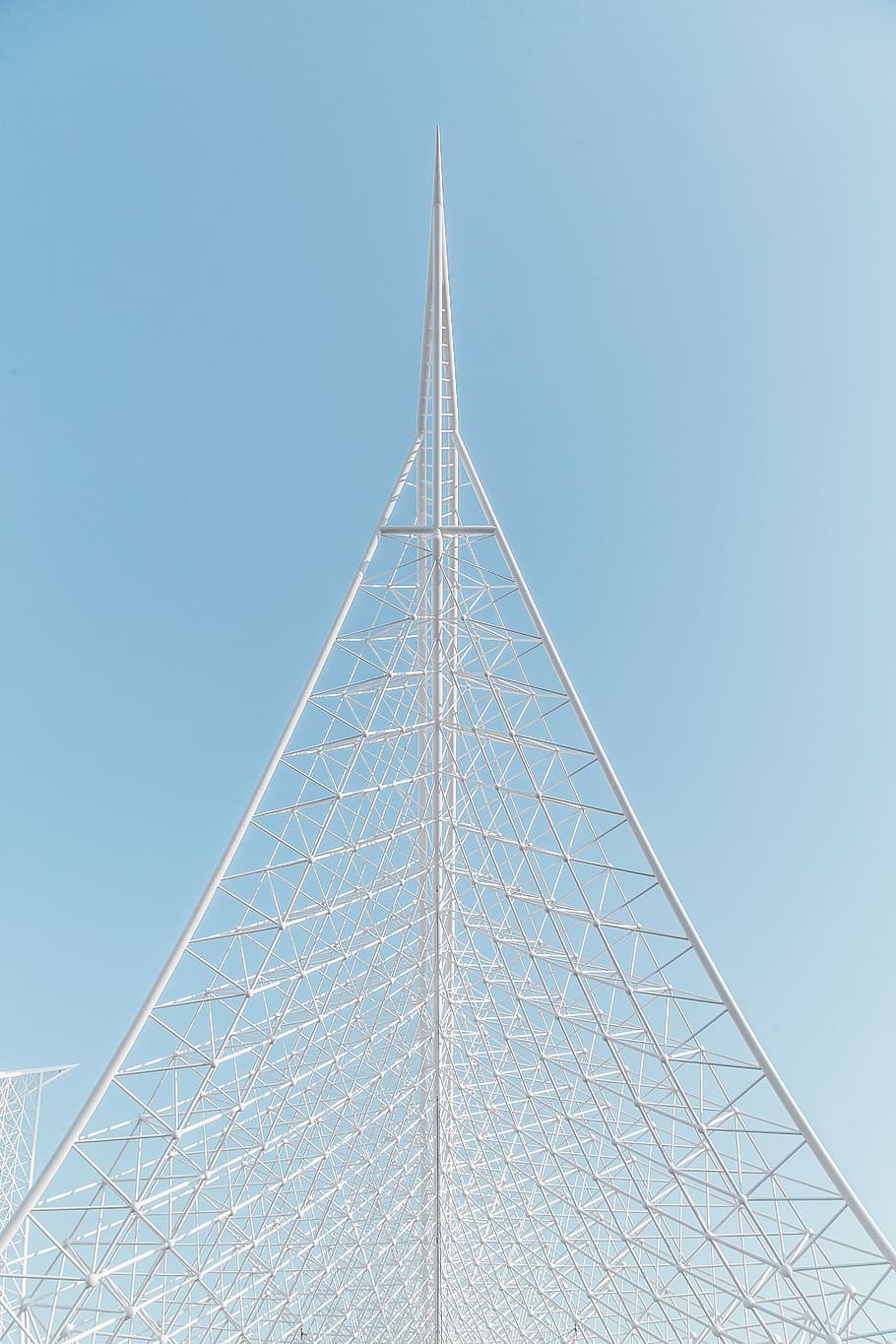 grigio, scenario della struttura d'acciaio, fotografia, bianca, torre di metallo, struttura, acuto, triangolo, architettura, moderno, arco, geometrico, minimo, blu, cielo, su, pulito, metallo, matematica, kobe, struttura costruita, cielo sereno, nessuno, forma triangolare, città, Inquadratura dal basso, natura, modello, esterno dell'edificio, costruzione, giorno, forma, all'aperto, destinazioni di viaggio, edificio per uffici esterno, grattacielo, acciaio, lega, 5K