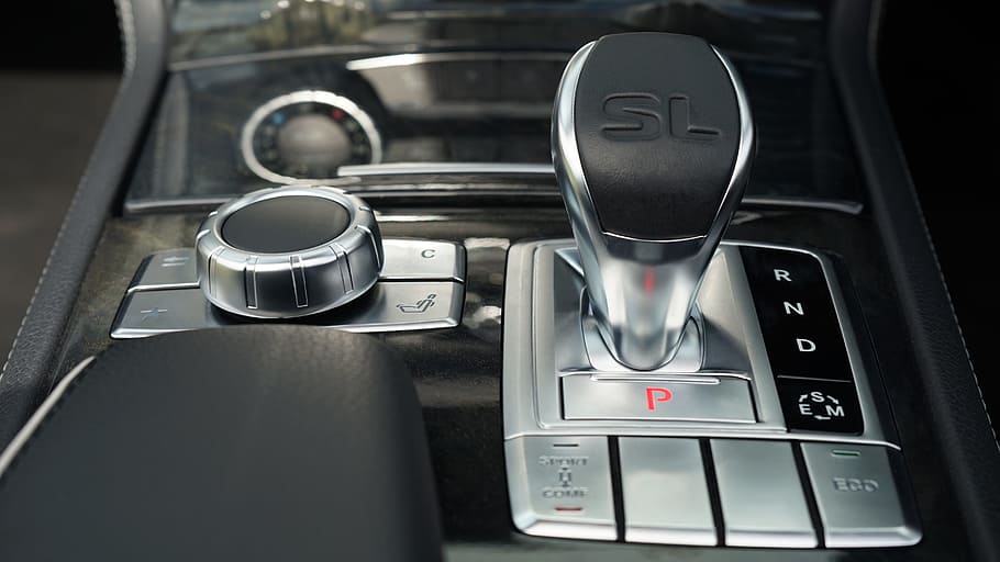 cotxe, interior, panell, cuir, control, interior del cotxe, canvi, vehicle, automàtic, automòbil, transport, velocitat, disseny, luxe, conduir, tecnologia, equipament, crom, mercedes-benz, sl350, automoció, metall, botó, poder, mecanisme, metàl·lic, mecànic, màquina, plata, configuració, cap gent, primer pla, a l'interior, innovació, dia, panell de control, manera de transport, perilla, interior del vehicle, acer, vehicle terrestre, enfocament selectiu, color negre, modern, color plata, polsador, 5K