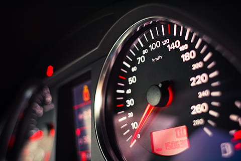 Makrofotografie, Kombiinstrument, Tachometer, Auto, Geschwindigkeit, Strich, Audio-, Reise, erkunden, entdecken, aufdecken, leisten, gelingen, Wohlbefinden, Schalttafel, Kraftfahrzeug, Autoinnenraum, Transportmittel, Fahrzeuginnenraum, Instrumententafel, Steuerung, Nahansicht, Transport, Technologie, Nummer, menschliche Hand, rot, Landfahrzeug, drinnen, Kommunikation, Bewegung, Messgerät - Messinstrument, Hand, Spur, 4K, CC0, gemeinfrei, lizenzfrei
