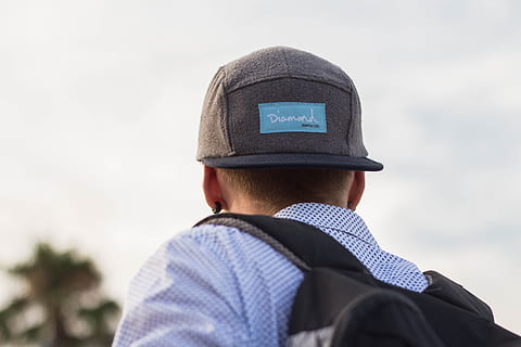 boné, cara, feliz, modelo, retrato, jovem, fotografia, pessoa, panorama, por do sol, homem, pessoas, calma, cidade, mar, beleza, visão traseira, homens, uma pessoa, roupas, Tiros na Cabeça, chapéu, adulto, machos, atividade de lazer, dia, natureza, pessoas reais, de pé, ao ar livre, estilos de vida, roupa casual, uniforme, olhando a vista, roupas quentes, 5K, CC0, domínio público, royalty free