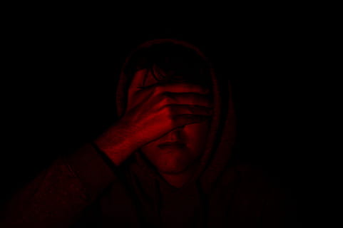 사람, 피복, 얼굴, 오른손, 남자, 착용, 까마귀, 손, 초상화, 사람들, 어두운, 한 사람, 성인, 비애, 우울증 - 슬픔, 인간의 얼굴, 외로움, 고독, 여자들, 검은 배경, 낮은 키, 백인 민족, 인체 부분, 빨간, 공포, 기괴한, 후드, 스튜디오 촬영, 실내, 전면보기, 얼굴 사진, 후드 - 의류, 후드 티 셔츠, 사본 공간, 인식 할 수없는 사람, 의류, 신체 부위, 가려진 얼굴, 5K