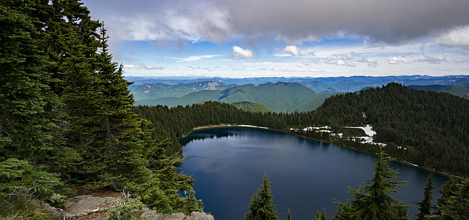 calma, cuerpo, agua, arboles, tiempo de día, aéreo, fotografía, lago, rodeado, montaña, árbol, nube, rock, bosque, parque Nacional, Valle, colina, hojas perennes, abeto de pino, cielo, paisaje, paisajes - naturaleza, nube - cielo, belleza en la naturaleza, planta, ambiente, escena tranquila, tranquilidad, tierra, naturaleza, cordillera, nadie, reflexión, escena no urbana, Pino, árbol conífero, bosque de pinos, al aire libre, 5K, CC0, dominio público, libre de derechos