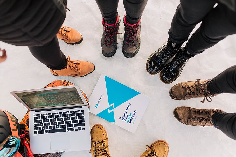 foto, gent, portar, botes, sis, persona, formant, cercle, de peu, concret, superfície, sabata, arrencada, portàtil, ordinador, treballar, vista d’angle alt, grup de persones, secció baixa, connexió, tecnologia, homes, part del cos humà, directament a sobre, tecnologia sense fils, adult, part del cos, cama humana, persones reals, creativitat, comunicació, grup, unió, dones, sòls, usant portàtil, extremitat humana, 5K