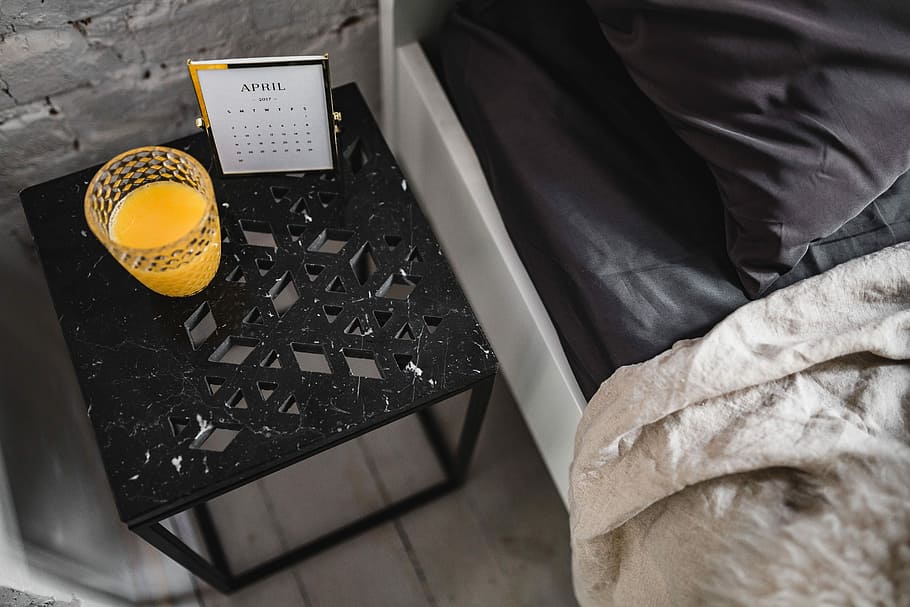 interior, tauleta de nit de marbre, dormitori, marbre, tauleta de nit, mínim, minimalisme, blanc, modern, suc de taronja, scandi, Escandinau, al costat del llit, poc comú, abril, menjar, cap gent, a l'interior, primer pla, dia, vista d’angle alt, habitació domèstica, natura morta, secció mitjana, comunicació, preparació, llit, tecnologia, estri de cuina, text, mobles, color negre, tèxtil, menjar i beguda, la vida domèstica, 5K