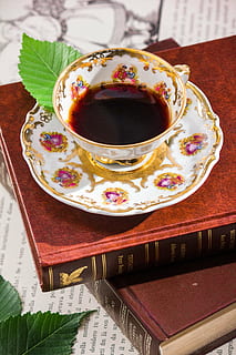 hvid, flerfarvet print teacup, underkop, te, læsning, kop, porcelæn, indendørs, mad og drikke, gammeldags, ingen mennesker, tæt på, rød, drikke, friskhed, dag, forfriskning, krus, høj vinkel visning, varm drikke, bord, mad, kaffe, stilleben, kaffe - drikke, blomstermønster, te kop, sort te, bakke, 5K, CC0, offentligt domæne, royaltyfrie
