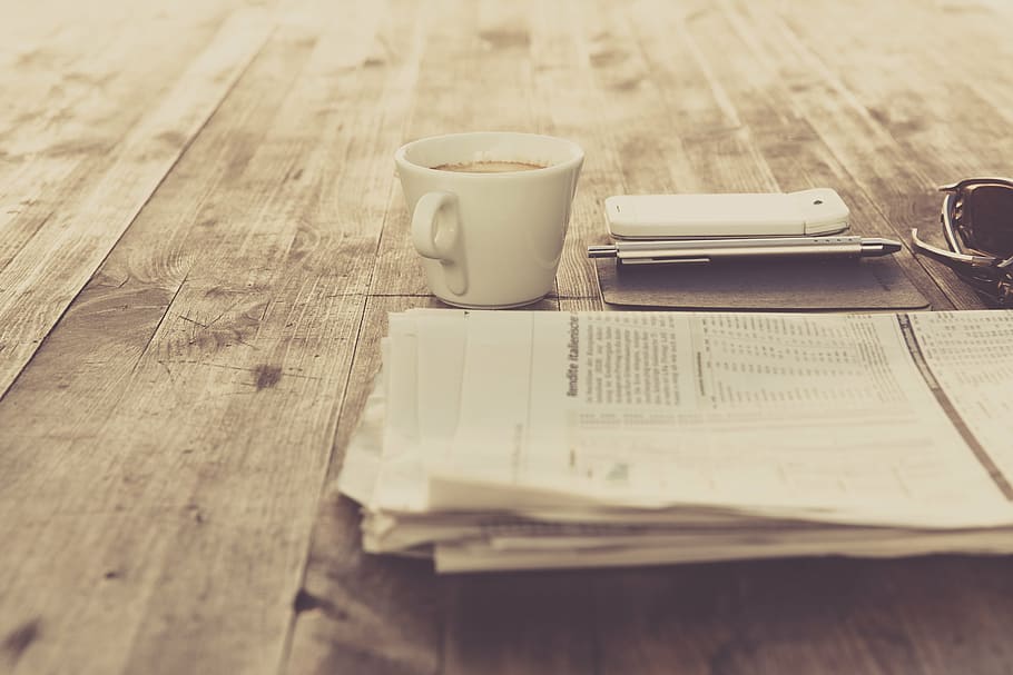 gris, periòdic, al costat, blanc, tassa de cafè, document, paper, superior, marró, fusta, taula, op, encara, articles, coses, revista, planificador, bolígraf, al matí, fulls de càlcul, diaris, Notícies, ulleres de sol, mòbil, telèfon, bokeh, a l'aire lliure, tassa, cafè, cap gent, a l'interior, dia, primer pla, cafè - beguda, beure, menjar i beguda, natura morta, material de fusta, refresc, enfocament selectiu, publicació, vista d’angle alt, llibre, begudes sense alcohol, vaixella, 5K