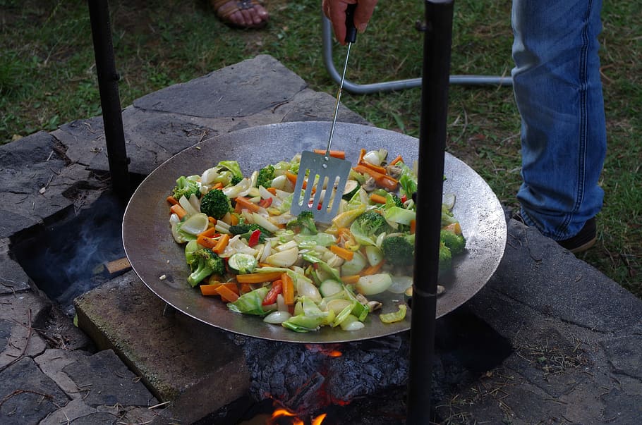 fuoco, cucinando, verdure, cibo e bevande, cibo, mangiare sano, freschezza, verdura, una persona, sezione bassa, persone reali, gamba umana, parte del corpo umano, benessere, giorno, vista dall'alto, parte del corpo, insalata, in piedi, all'aperto, uomini, stili di vita, mano, preparando il cibo, piede umano, 4K