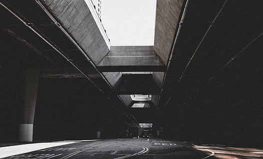 fotografia en escala de grisos, buit, concret, carretera, llarg, pont, escala de grisos, foto, carretera de formigó, pont llarg, arquitectura, cap gent, estructura construïda, a l'interior, carrer, punt de fuga, escena urbana, fosc, passadís, columna arquitectònica, ciutat, direcció, el camí a seguir, transport, escala, passos i escales, edifici, barana, signe, vista d’angle alt, funció de construcció de parets, símbol, dia, perspectiva decreixent, absència, sostre, 5K, CC0, domini públic, lliure de regalies