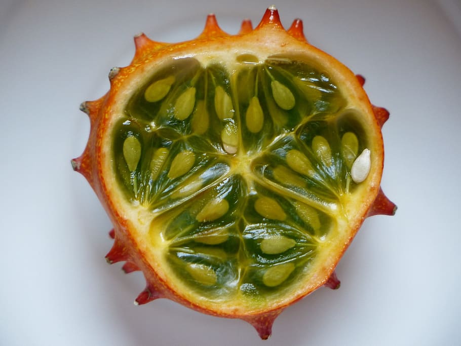 rodanxes, fruita rodona, kiwano, dividir, la meitat, nuclis, llavors, verd, taca, fruita, cogombre de banya, espinós, meló de banya, Cucumis metuliferus, carbassa, cucurbitaceae, cuinar, menjar, groc, vitamines, exòtic, tropical, tria, taronja, menjar i beguda, alimentació saludable, tall, tir de l'estudi, benestar, secció transversal, frescor, a l'interior, primer pla, cap gent, llavor, natura morta, sol objecte, directament a sobre, color verd, vegetals, fons blanc, reduït a la meitat, madur, fruita de la passió, 4K