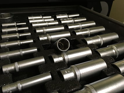 klíč, nástroj, vlašský ořech, gola, tuna, nástroje, kov, mechanik, průmysl, žehlička, šroub, opravit, průmyslový, detail, nikdo, zlaté barvy, technologie, uvnitř, zařízení, lesklý, stůl, vzor, stříbrné barvy, umělecká kultura a zábava, selektivní zaměření, stálý život, uspořádání, stroje, studio shot, pozadí, objednat, ocel, slitina, 4K, CC0, veřejná doména, bez autorských práv