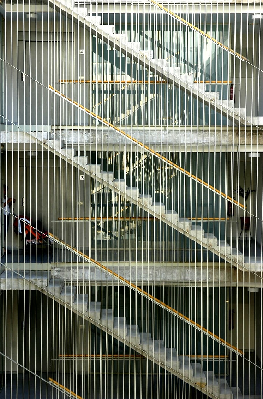 bars, deconstrucció, silleta, arquitectura, escala, retícula, reixeta, terres, fons, patró, marc complet, modern, cap gent, dia, a l'interior, ciutat, estructura construïda, exterior de l'edifici, edifici, a l'aire lliure, metall, vidre - material, primer pla, barana, transparent, reflexió, repetició, vista d’angle alt, 1080P