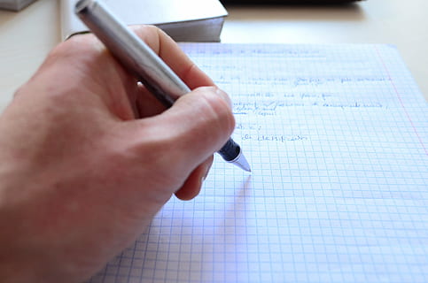 Person, Schreiben, Weiß, Millimeterpapier, bilden, Stift, dokumentieren, Anwendung, Brief, Unterschrift, Geschäft, menschliche Hand, Finanzen, menschliches Körperteil, Hand, eine Person, halten, Nahansicht, drinnen, selektiver Fokus, Körperteil, menschlicher Finger, Papier-, Männer, Finger, Erwachsene, Handschrift, Kommunikation, Daten, 1080P, CC0, gemeinfrei, lizenzfrei