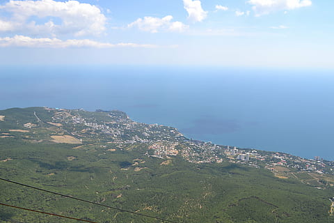 paisatge, cel, núvol, arbre, horitzó, a l'aire lliure, yalta, naturalesa, Ucraïna, mar, estiu, viatjar, Costa, vista, turó, muntanya, paisatge marí, Riba, escenics - natura, bellesa a la natura, aigua, escena tranquil·la, núvol - cel, tranquil·litat, idíl·lic, terra, cap gent, dia, medi ambient, planta, horitzó sobre l’aigua, 4K, CC0, domini públic, lliure de regalies