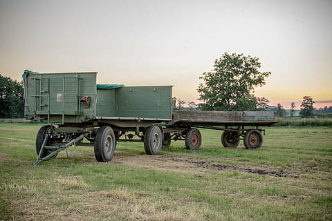anhänger, Feld, Feldarbeit, Wiese, Landwirtschaft, Traktor, Natur, Acker-, ländlich, Traktoren, Ernte, Transport, Nutzfahrzeug, Wagen, Felder, Landschaft, Sommer-, Bauernhof, Getreide, Erntezeit, Land, Fahrzeug, Transportmittel, Mähdrescher, bauer, Farmer, der Verkehr, Heuwagen, geerntet, breit, Gras, Pflanze, Landfahrzeug, Baum, ländliche Szene, Himmel, LKW, Umgebung, landwirtschaftliche Maschinen, keine Leute, Güterverkehr, draußen, LKW fahren, Rad, 5K, CC0, gemeinfrei, lizenzfrei