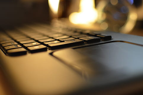 selektiv, fokus fotografering, computer tastatur, tastatur, computer, teknologi, ledningsfri, elektronisk, udstyr, type, maskinskrivning, computing, hardware, bærbar, trådløs, online, internet, www, meddelelse, selektiv fokusering, trådløs teknologi, computerudstyr, tæt på, ingen mennesker, indendørs, forbindelse, sløret, input enhed, computer nøgle, computer del, forretning, 4K, CC0, offentligt domæne, royaltyfrie
