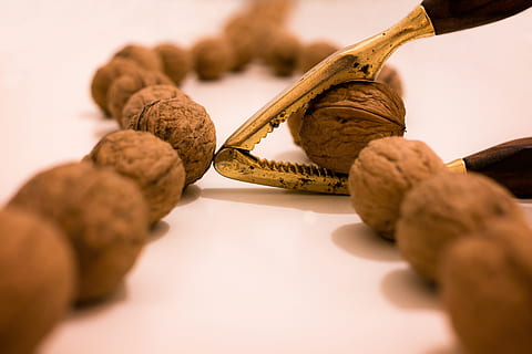 Marrone, noccioline, apriscatole, Noci, schiaccianoci, Natale, Avvento, ciotola da frutta, periodo natalizio, crepa, Aperto, mano, in casa, mano umana, parte del corpo umano, avvicinamento, messa a fuoco selettiva, creatività, girato in studio, tavolo, cibo e bevande, detenzione, persone, legno - materiale, storia, attività commerciale, il passato, finanza, mestiere, 5K, CC0, dominio pubblico, privo di copyright
