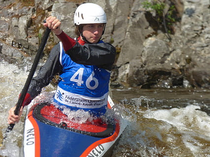 canoa, cair rio, cascata, esporte, azul, outono, rio, cursos de água, capacete, aventura, chapéu, uma pessoa, capacete esportivo, um homem só, agua, homens, Rapazes, dia, atividade de lazer, movimento, machos, infância, pessoas reais, natureza, criança, estilos de vida, vista frontal, ao ar livre, 4K, CC0, domínio público, royalty free