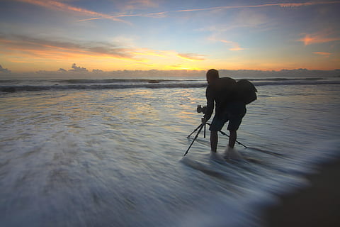 mar, alba, paisatge, naturalesa, platja, vaixell, càmera, núvols, exposició llarga, oceà, a l'aire lliure, persona, fotògraf, reflexions, sorra, paisatge marí, vora del mar, silueta, cel, posta de sol, viatjar, aigua, onades, persones reals, núvol - cel, activitat d'oci, bellesa a la natura, escenics - natura, gent, dues persones, homes, estils de vida, adult, longitud completa, terra, horitzó sobre l’aigua, emoció positiva, 2K, CC0, domini públic, lliure de regalies
