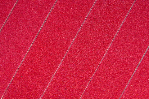 carretera vermella, paper abrasiu, estructura, fons, textura, abrasius, document, paper de sorra, paper esmerilat, dossier, fitxers, tractament de superfícies, rectificat, suavitzat, vermell, mida del gra, patró, esport, estadi, pista i camp, pista d'atletisme, marc complet, competició, pista esportiva, cap gent, dia, esport competitiu, vista d’angle alt, a l'aire lliure, corrent, atleta de pista i de camp, cursa esportiva, esdeveniment de pista i camp, color rosa, estadi de pista i de camp, línia divisòria, 4K, CC0, domini públic, lliure de regalies