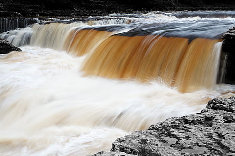 cascata, flusso, fluente, fluido, verde, movimento, natura, fiume, roccia, liscio, velocità, pietra, torrente, acqua, bagnato, selvaggio, Marrone, rapide, scenics - natura, lunga esposizione, bellezza nella natura, acqua corrente, movimento sfocato, sport, fare surf, sport acquatico, roccia - oggetto, solido, giorno, all'aperto, potere in natura, acqua che cade, 5K, CC0, dominio pubblico, privo di copyright