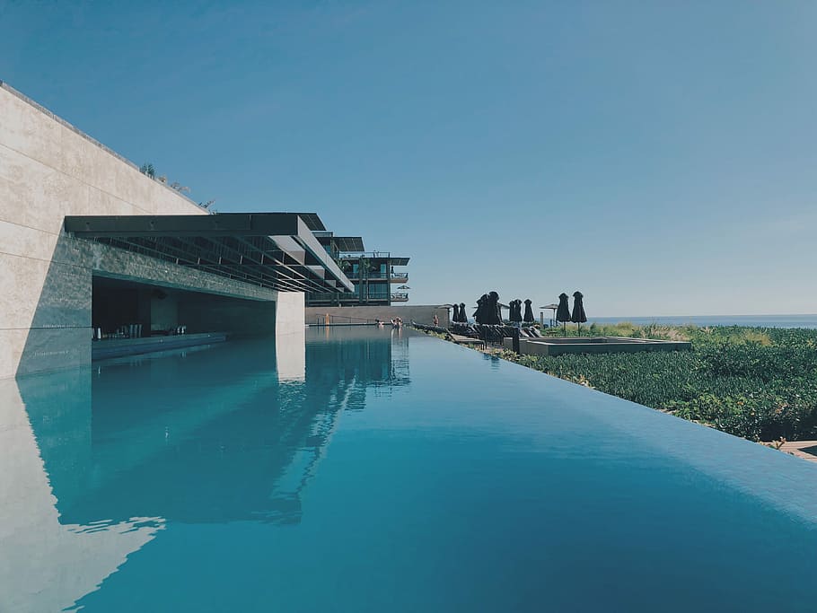 zwemmen, zwembad, dag, infinity pool, oceaan, horizon, architectuur, water, blauw, hemel, heldere lucht, natuur, reflectie, ingebouwde structuur, kopie ruimte, waterkant, buitenkant van het gebouw, geen mensen, gebouw, zonlicht, buitenshuis, zee, 4K