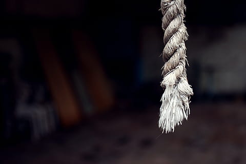 grau, Seil, Makroaufnahme, hängend, Fokus auf den Vordergrund, Nahansicht, keine Leute, Stärke, selektiver Fokus, drinnen, Stillleben, Natur, Verbindung, Hintergründe, einzelnes Objekt, kopieren sie platz, gebunden, dunkel, Einfachheit, Tag, gebundener Knoten, 4K, CC0, gemeinfrei, lizenzfrei