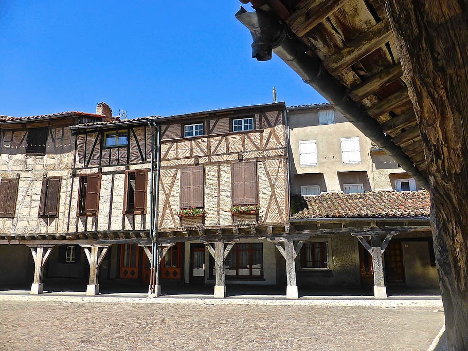 entramat de fusta, casa, façana, vell, arquitectura, patrimoni, històric, estructura construïda, exterior de l'edifici, edifici, dia, finestra, cap gent, naturalesa, llum solar, cel, vista d’angle baix, a l'aire lliure, barri residencial, cel clar, abandonat, ciutat, història, el passat, arruïnat, 4K