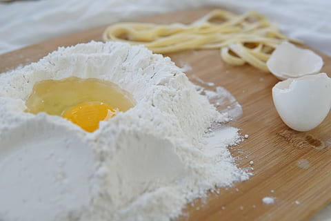 Mehl mit Ei, Mehl, Ei, Tabelle, Pasta, Backen, Lebensmittel, Essen und Trinken, Eigelb, Frische, gesundes Essen, drinnen, Wohlbefinden, Stillleben, Vorbereitung, Nahansicht, Rohkost, italienisches Essen, keine Leute, Zutat, Mahlzeit, weiße Farbe, Frühstück, Spiegelei, Versuchung, 5K, CC0, gemeinfrei, lizenzfrei