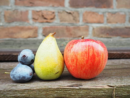 selectiu, focalitzar la fotografia, vermell, poma, al costat, groc, fruita, nabius, pera, prunes, fruites, natura morta, deliciós, saludable, vitamines, poma vermella, horta, frisch, menjar, Salut, colorit, menjar i beguda, alimentació saludable, benestar, cap gent, taula, frescor, paret, paret de maó, material de fusta, maó, primer pla, funció de construcció de parets, centrar-se en primer pla, dia, fruita de poma, madur, 4K, CC0, domini públic, lliure de regalies